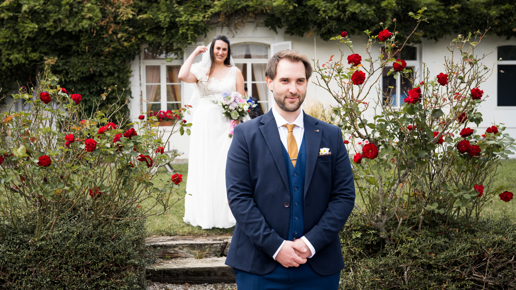 First look — Fabien au premier plan, Ana en fond entre les rosiers