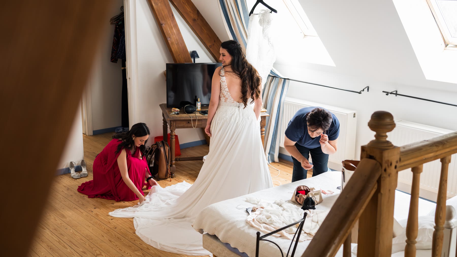 La mariée se prépare, une scène de la vie qui s'installe