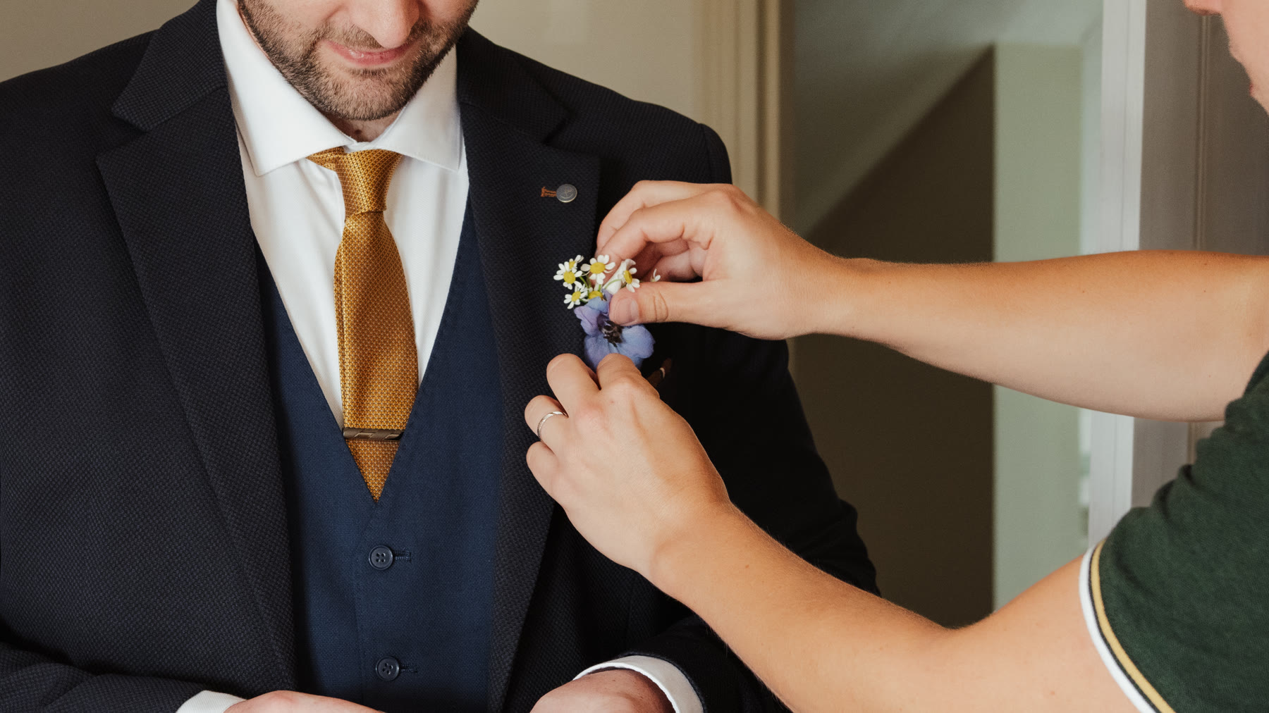 Gros plan sur la boutonnière du marié