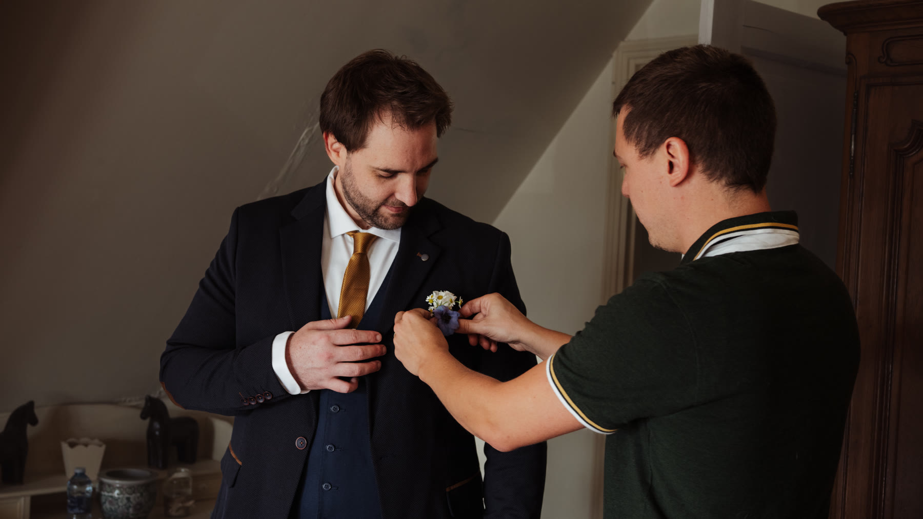 Le marié reçoit sa boutonnière