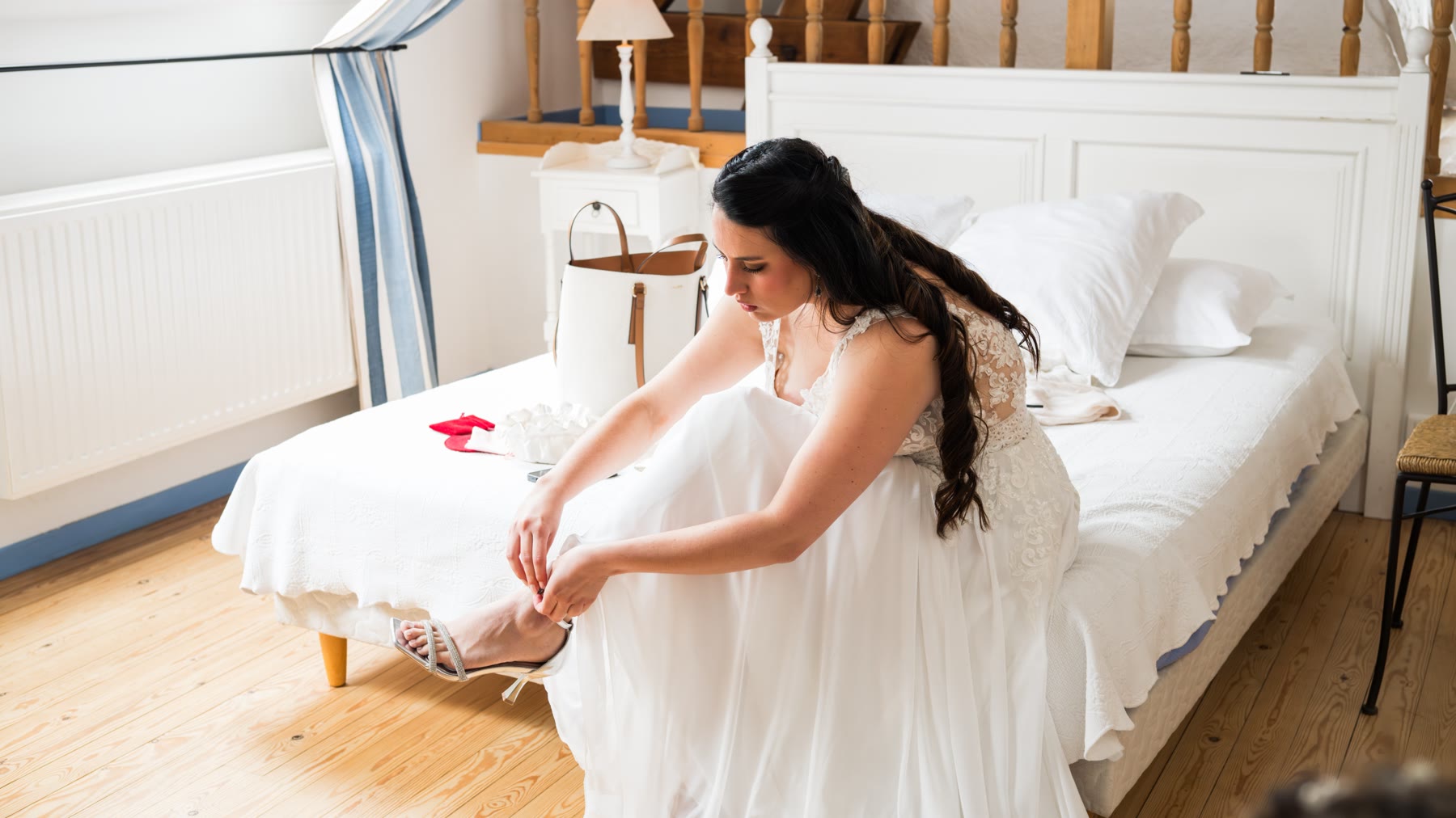 La mariée enfile ses chaussures