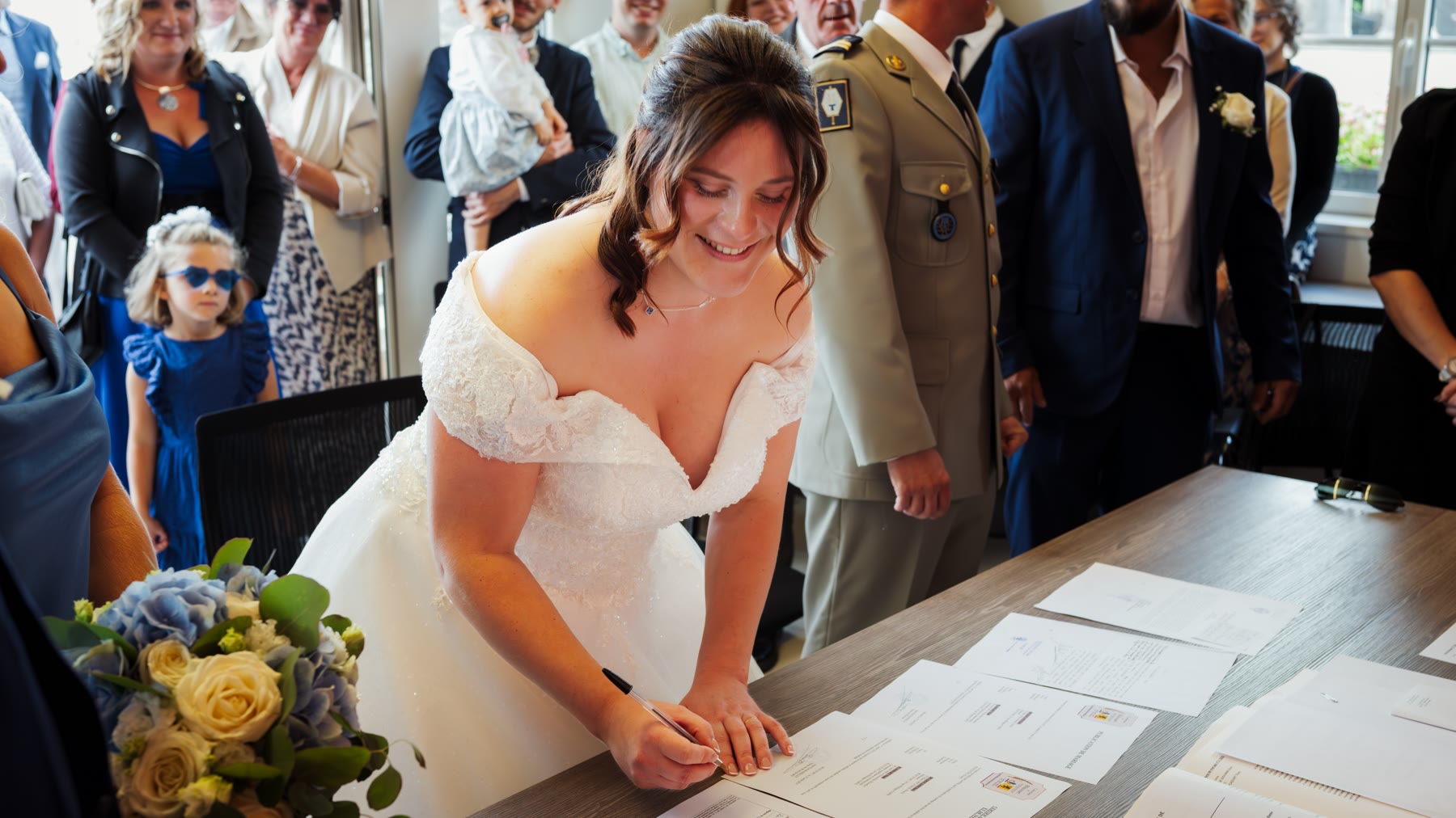 La mariée signe le registre